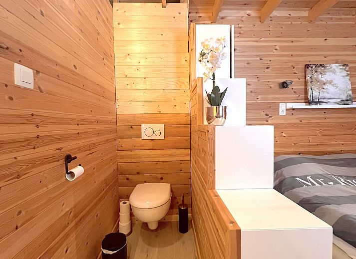 Eethoek en keuken in Chalet Wielsmer, een charmant vakantieverblijf in Belgie.