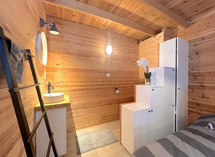 Eethoek en keuken in Chalet Wielsmer, een charmant vakantieverblijf in Belgie.