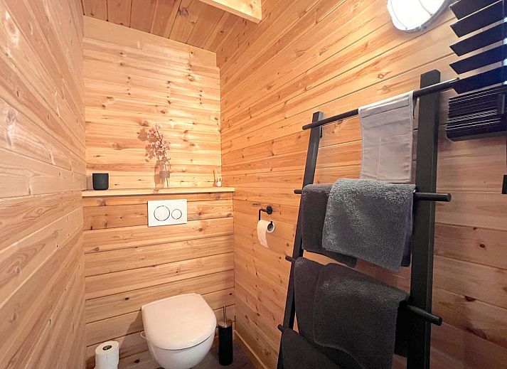 Eethoek en keuken in Chalet Wielsmer, een charmant vakantieverblijf in Belgie.
