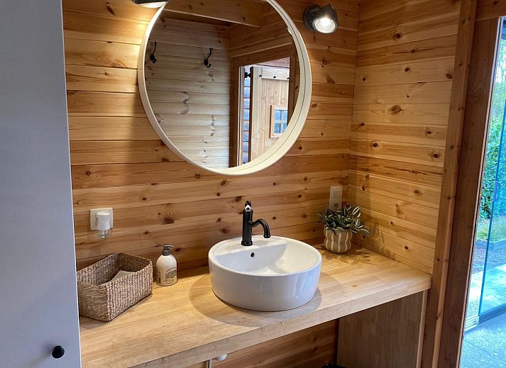 Eethoek en keuken in Chalet Wielsmer, een charmant vakantieverblijf in Belgie.