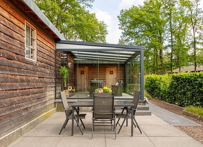 Sfeervolle slaapkamer in Chalet Wielsmer, vakantieverblijf in Zutendaal, Belgie.