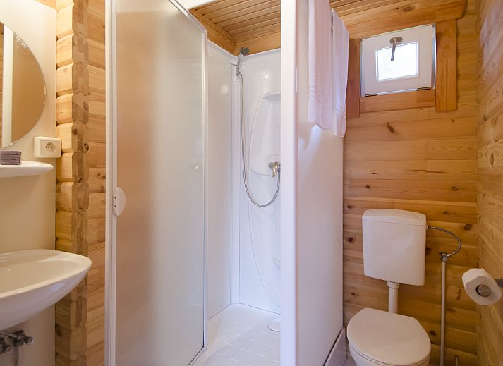 Plattegrond van Mooi Zutendaal 4-persoons chalet in Limburg, Belgie met ruime woonkamer en moderne keuken.