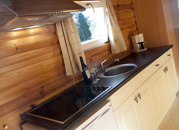 Plattegrond van Mooi Zutendaal 4-persoons chalet in Limburg, Belgie met ruime woonkamer en moderne keuken.