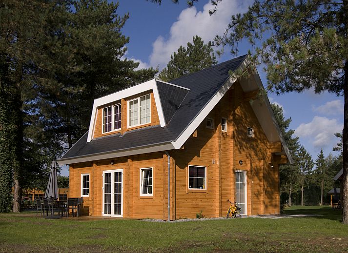 Plattegrond van Mooi Zutendaal 6-persoons bungalow 6C1 in Zutendaal, Limburg, Belgie met ruime woonkamer en moderne keuken.