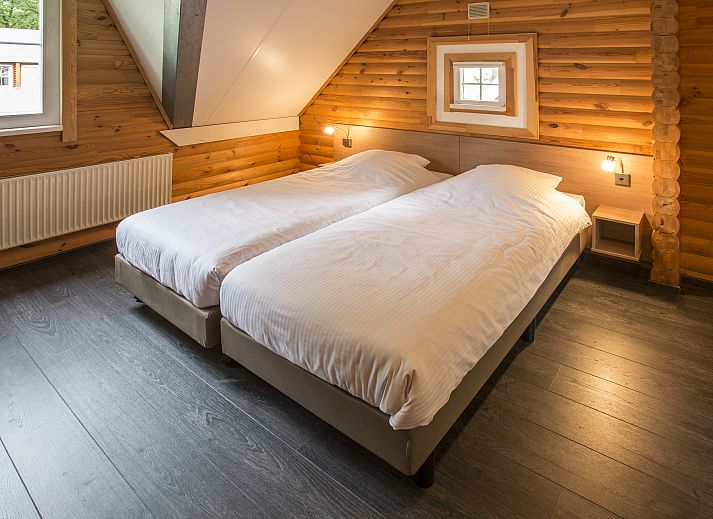Plattegrond van de Mooi Zutendaal 6-persoons bungalow 6C1 in Zutendaal, Limburg, Belgie met ruime slaapkamers en badkamer.