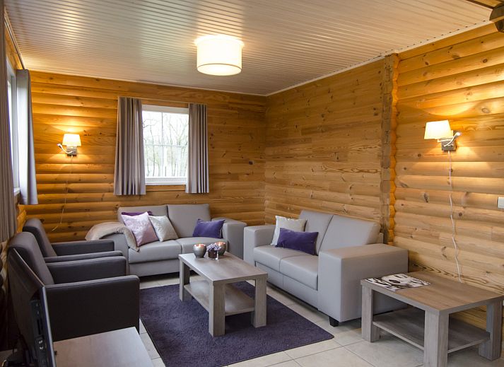 Plattegrond van de Mooi Zutendaal 6-persoons bungalow 6C1 in Zutendaal, Limburg, Belgie met ruime slaapkamers en badkamer.