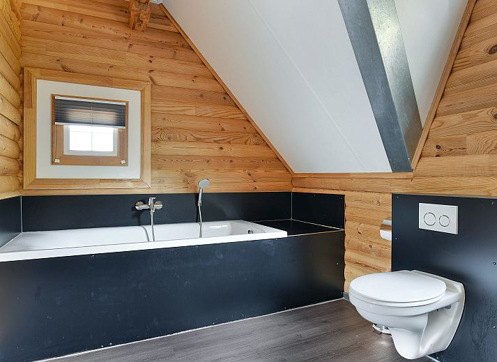 Gezellige woonkamer in Mooi Zutendaal 6-persoons bungalow 6C1, Zutendaal, Limburg, met comfortabele banken en houten interieur.