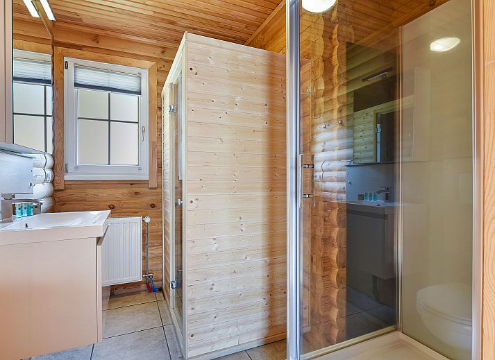Gezellige woonkamer in Mooi Zutendaal 6-persoons bungalow 6C1, Zutendaal, Limburg, met comfortabele banken en houten interieur.