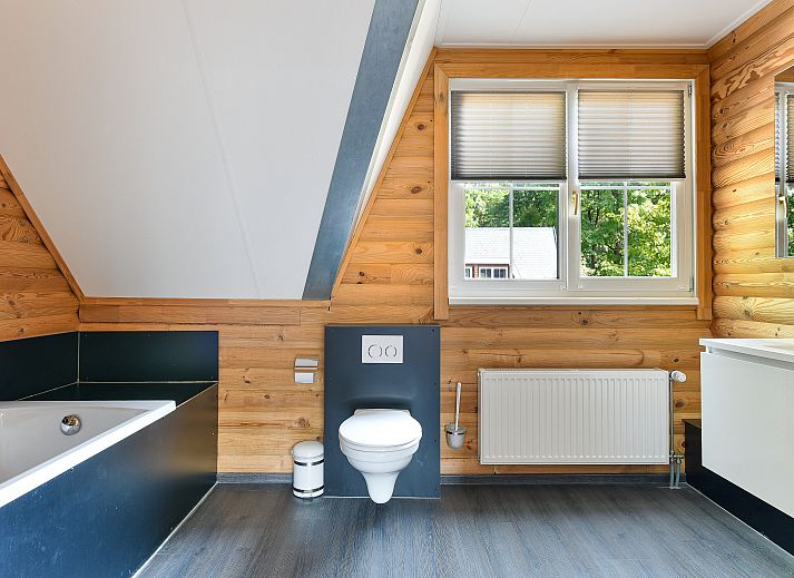 Gezellige woonkamer in Mooi Zutendaal 6-persoons bungalow 6C1, Zutendaal, Limburg, met comfortabele banken en houten interieur.