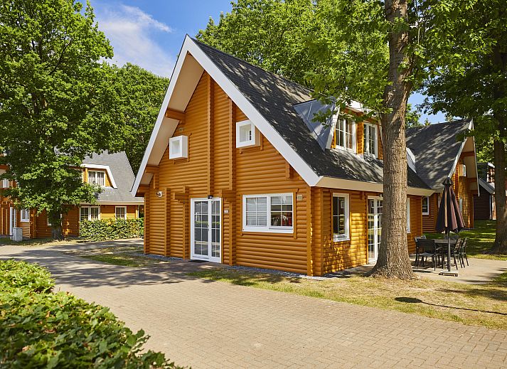 Gezellige woonkamer in Mooi Zutendaal 6-persoons bungalow 6C1, Zutendaal, Limburg, met comfortabele banken en houten interieur.