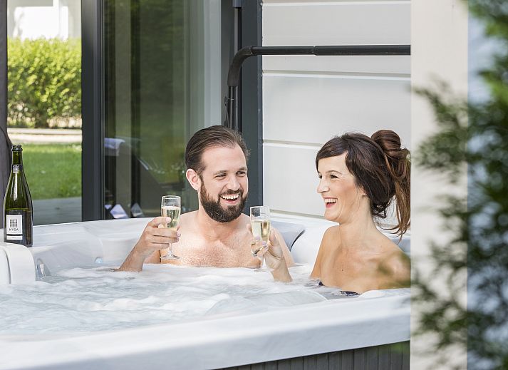 Geniet van de moderne veranda van Mooi Zutendaal's 4-persoons wellnessvilla in Limburg, Belgie, omgeven door serene natuur.