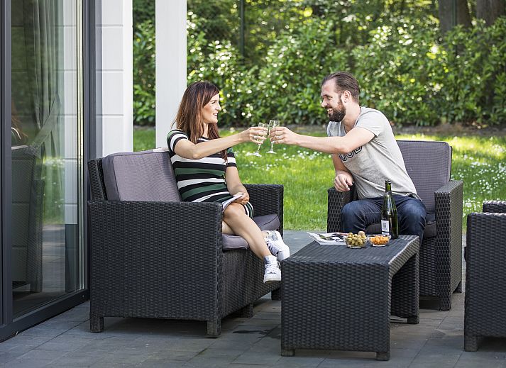 Geniet van de moderne veranda van Mooi Zutendaal's 4-persoons wellnessvilla in Limburg, Belgie, omgeven door serene natuur.