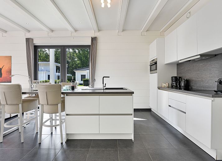 Mooi Zutendaal 4-persoons wellnessvilla in Limburg, Belgie, met modern terras en groene omgeving voor een ontspannen vakantie.