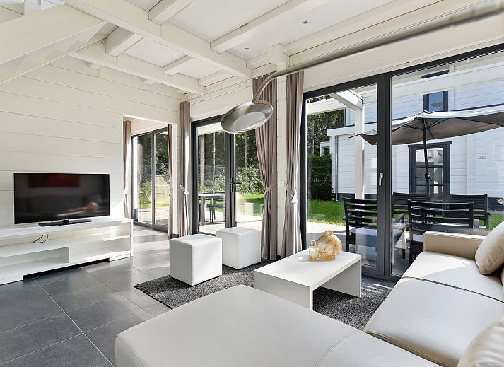 Mooi Zutendaal 4-persoons wellnessvilla in Limburg, Belgie, met modern terras en groene omgeving voor een ontspannen vakantie.