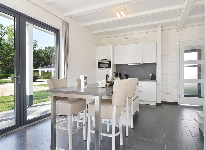 Mooi Zutendaal 4-persoons wellnessvilla in Limburg, Belgie, met modern terras en groene omgeving voor een ontspannen vakantie.