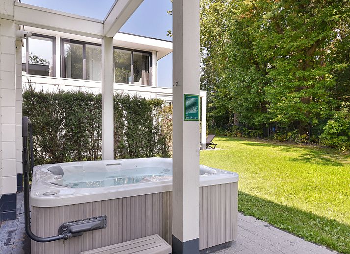 Mooi Zutendaal 4-persoons wellnessvilla in Limburg, Belgie, met modern terras en groene omgeving voor een ontspannen vakantie.