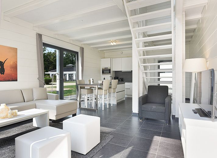 Mooi Zutendaal 4-persoons wellnessvilla in Limburg, Belgie, met modern terras en groene omgeving voor een ontspannen vakantie.