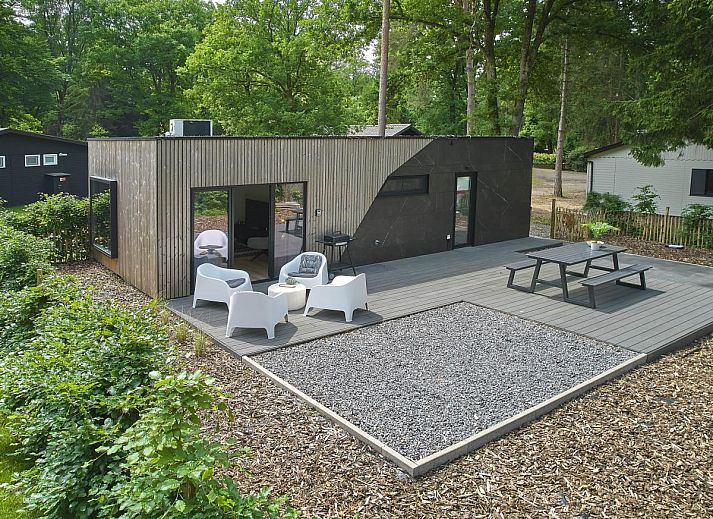De Eekhoorn vakantiehuis in Zutendaal, Limburg met modern terras omringd door groene natuur.