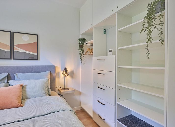 Gezellige woonkamer in De Eekhoorn vakantiehuis, Zutendaal, met comfortabele bank en uitzicht op de tuin.