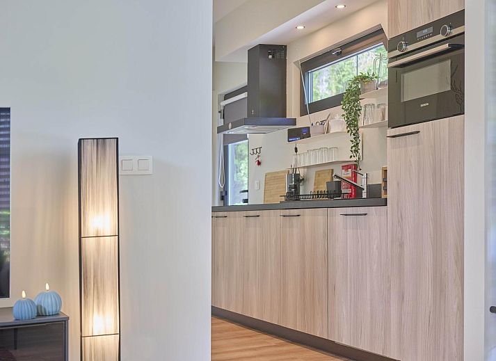 Stijlvolle keuken in De Eekhoorn vakantiehuis, Zutendaal, met moderne apparatuur en veel lichtinval.