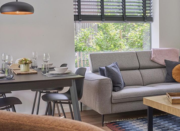 Stijlvolle keuken in De Eekhoorn vakantiehuis, Zutendaal, met moderne apparatuur en veel lichtinval.