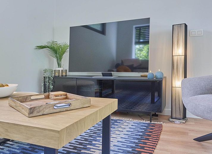 Sfeervolle slaapkamer in De Eekhoorn vakantiehuis, Zutendaal, met knusse verlichting en comfortabele bedden.