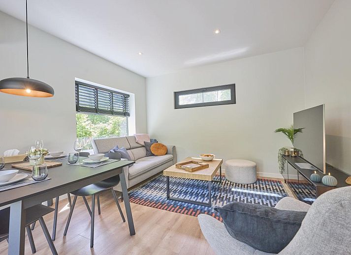 Sfeervolle slaapkamer in De Eekhoorn vakantiehuis, Zutendaal, met knusse verlichting en comfortabele bedden.