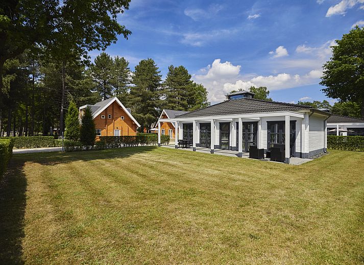 Mooi Zutendaal 4-persoons villa in Limburg, Belgie met ruime veranda en groene omgeving.