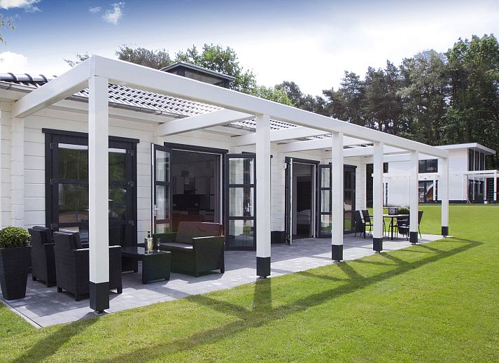 Mooi Zutendaal 4-persoons villa in Limburg, Belgie met ruime veranda en groene omgeving.