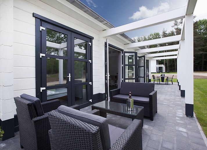 Mooi Zutendaal 4-persoons villa in Limburg, Belgie met ruime veranda en groene omgeving.
