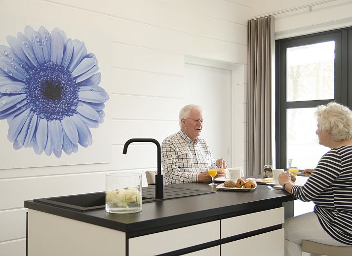 Mooi Zutendaal 4-persoons villa 4CE in Limburg, Belgie, omgeven door groene natuur en voorzien van een ruim terras voor ultiem buitenplezier.