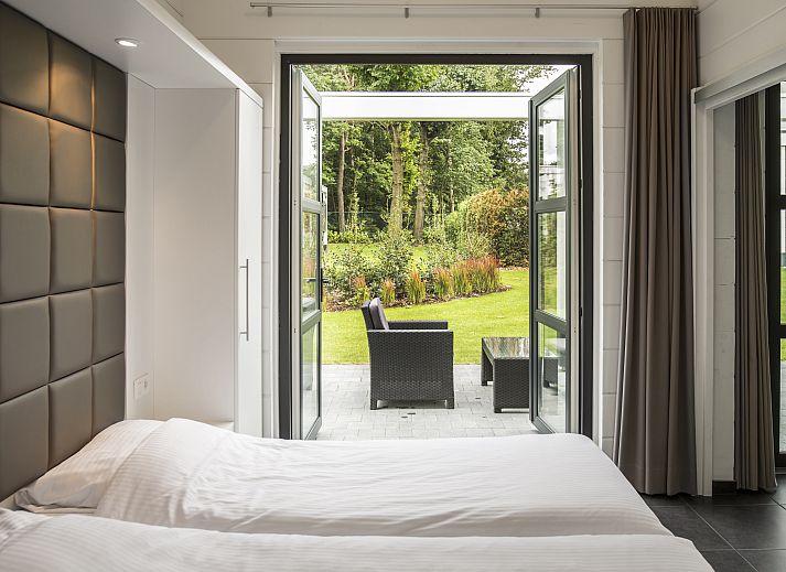 Mooi Zutendaal 4-persoons villa 4CE in Limburg, Belgie, omgeven door groene natuur en voorzien van een ruim terras voor ultiem buitenplezier.