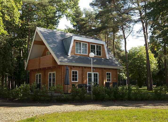 Plattegrond van Mooi Zutendaal's 4-persoons bungalow 4C in Limburg, Belgie, met ruime woonkamer en gezellig terras.