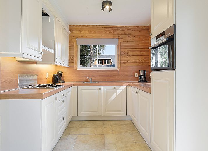 Plattegrond van de Mooi Zutendaal 4-persoons bungalow 4B2 in Zutendaal, Limburg, Belgie met twee slaapkamers en moderne badkamer.
