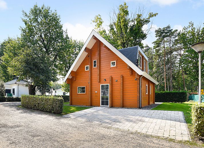 Mooi Zutendaal 4-persoons bungalow in Limburg, Belgie, met ruim terras en groene omgeving voor een ontspannen vakantie.