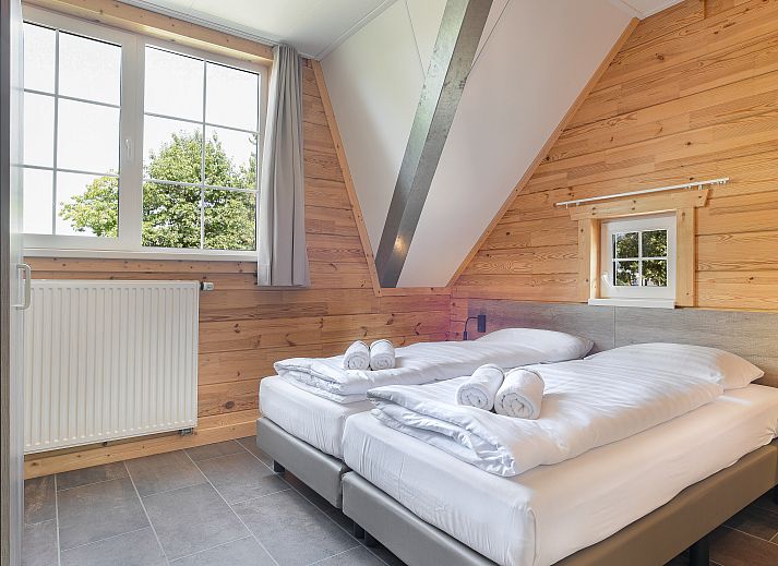 Mooi Zutendaal 4-persoons bungalow in Limburg, Belgie, met ruim terras en groene omgeving voor een ontspannen vakantie.