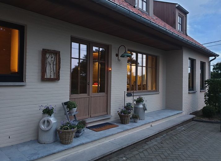 Kind geniet van boerderijervaring bij Akkermanshof vakantiehuis in Bocholt, Limburg, Belgie.