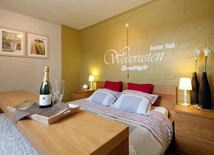 Kind geniet van boerderijervaring bij Akkermanshof vakantiehuis in Bocholt, Limburg, Belgie.