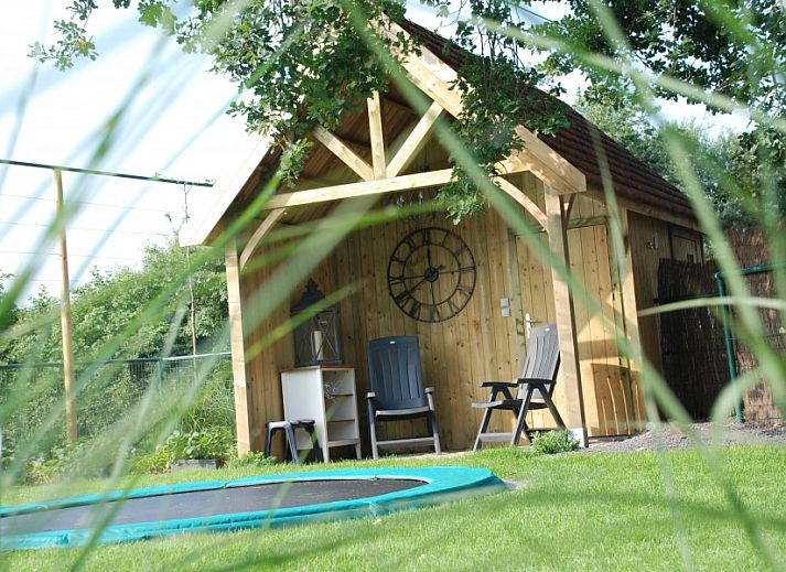 Kind geniet van boerderijervaring bij Akkermanshof vakantiehuis in Bocholt, Limburg, Belgie.