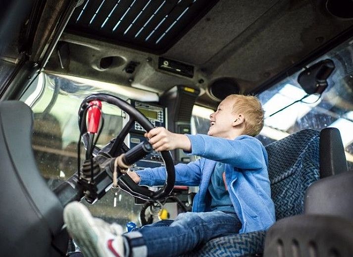 Kind geniet van boerderijervaring bij Akkermanshof vakantiehuis in Bocholt, Limburg, Belgie.