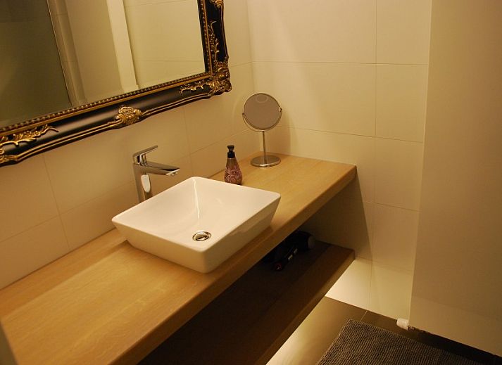 Charmante entree van Akkermanshof vakantiehuis in Bocholt, Limburg, Belgie met gezellige decoratie.