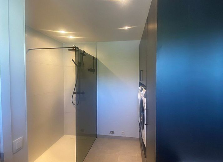 Stijlvolle woonkamer in vakantiehuis Ten Huyze Bucholt met comfortabele bank, gelegen in Bocholt, Limburg, Belgie.