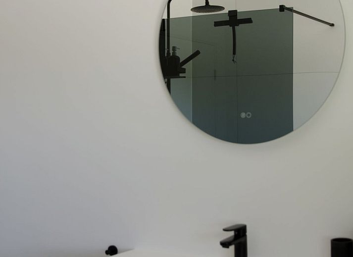 Stijlvolle eetkamer in Ten Huyze Bucholt, een vakantiehuis in Bocholt, Limburg, Belgie met moderne inrichting en veel natuurlijk licht.