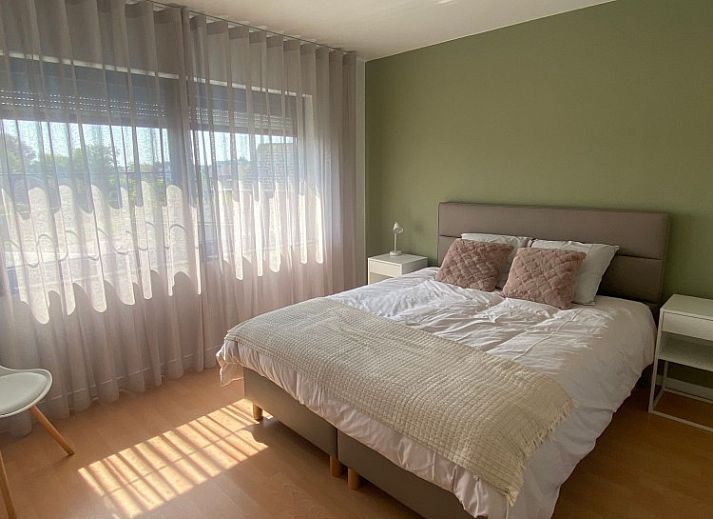 Stijlvolle eetkamer in Ten Huyze Bucholt, een vakantiehuis in Bocholt, Limburg, Belgie met moderne inrichting en veel natuurlijk licht.