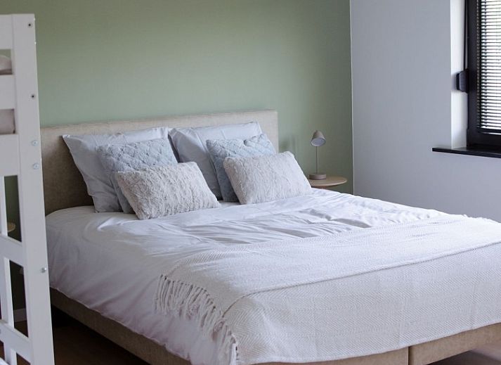 Stijlvolle eetkamer in Ten Huyze Bucholt, een vakantiehuis in Bocholt, Limburg, Belgie met moderne inrichting en veel natuurlijk licht.
