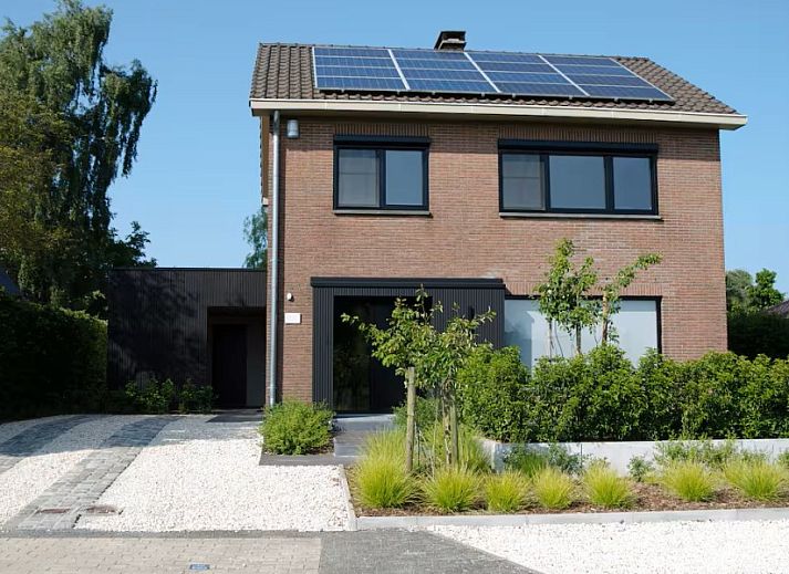 Moderne keuken in Ten Huyze Bucholt vakantiehuis in Bocholt, Limburg, Belgie met strakke witte kasten en luxe apparatuur.