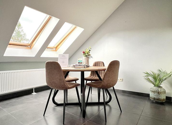 Gezellige woonkamer van 't Vennehuisje, een vakantiehuis in Genk, Limburg, Belgie, met moderne inrichting en veel natuurlijk licht.