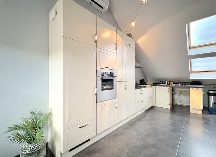 Gezellige woonkamer van 't Vennehuisje, een vakantiehuis in Genk, Limburg, Belgie, met moderne inrichting en veel natuurlijk licht.