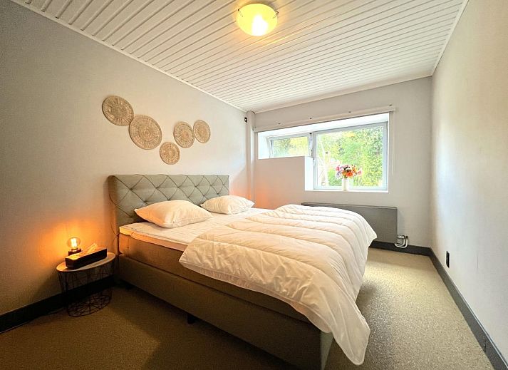 Gezellige woonkamer van 't Vennehuisje, een vakantiehuis in Genk, Limburg, Belgie, met moderne inrichting en veel natuurlijk licht.