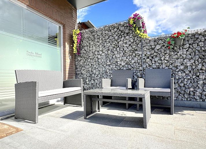 Gezellige eetruimte in 't Vennehuisje, vakantiehuis in Genk, Limburg, Belgie, met veel daglicht en moderne inrichting.